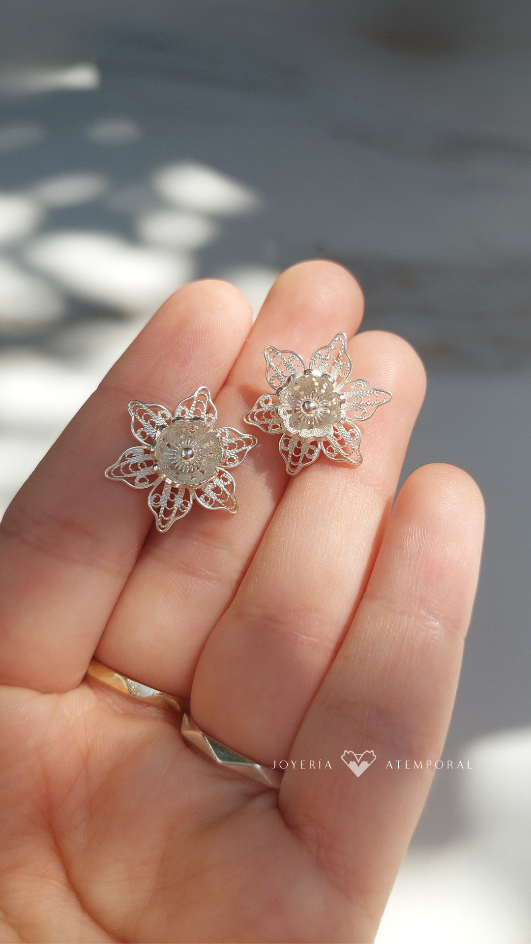 Arete Filigrana de plata doble flor puntas con flor de corazón central y escarcha