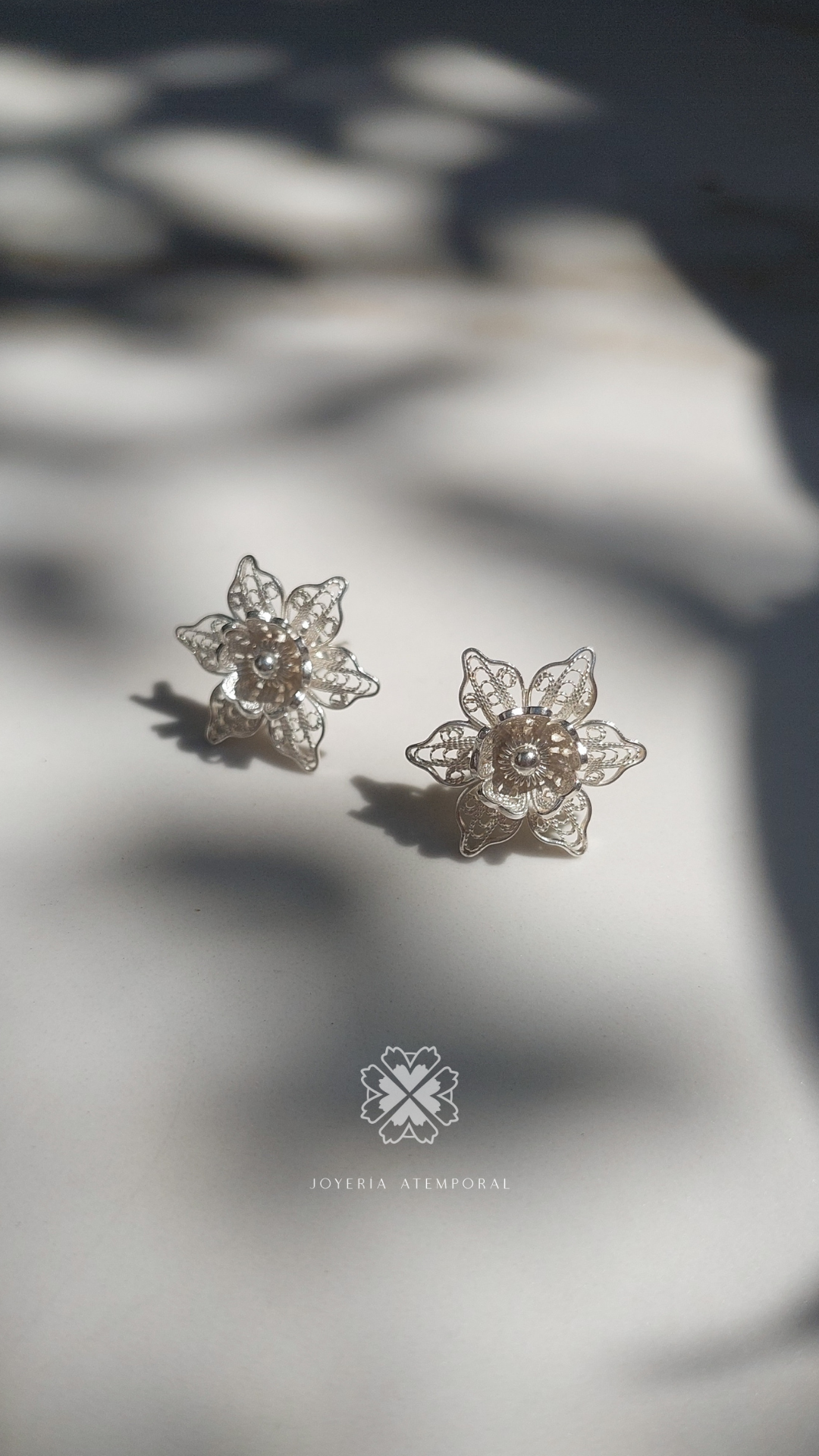 Arete Filigrana de plata doble flor puntas con flor de corazón central y escarcha