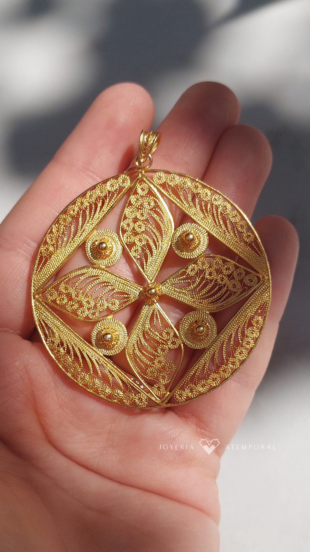 Dije de Filigrana Circular con flor