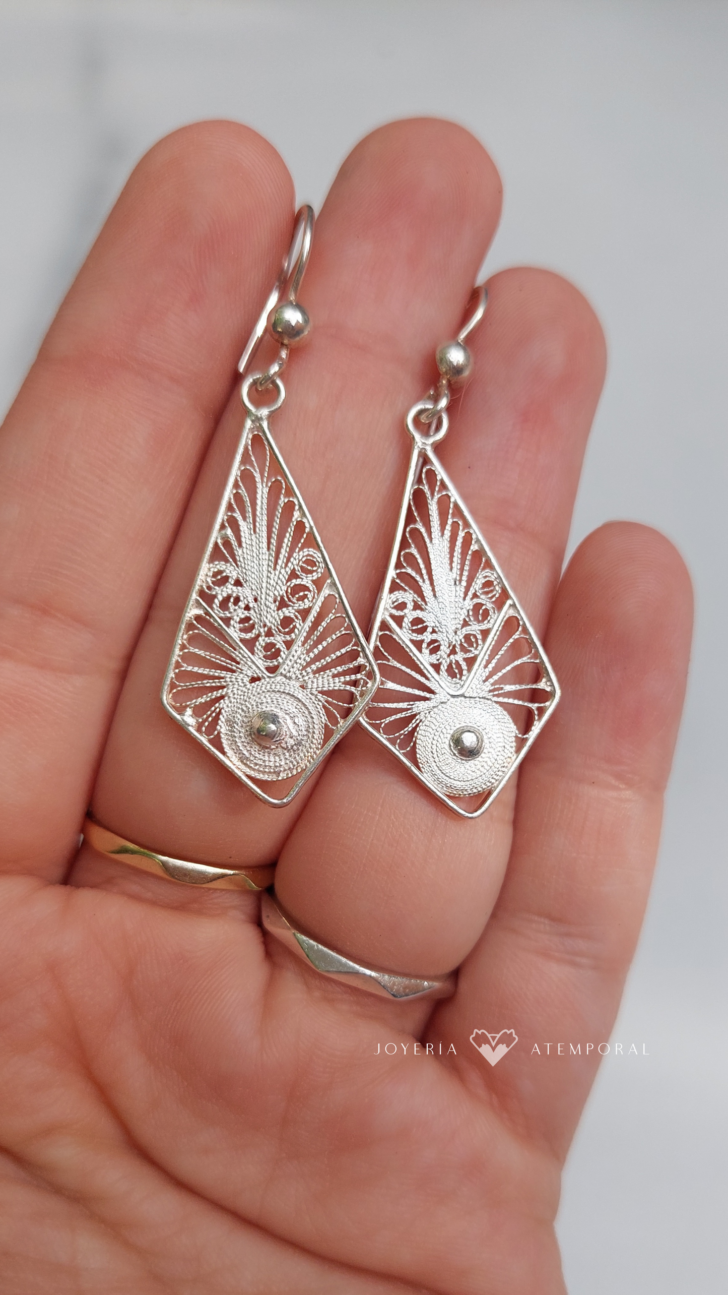 Arete Filigrana de plata gancho rombo con bolita en relieve