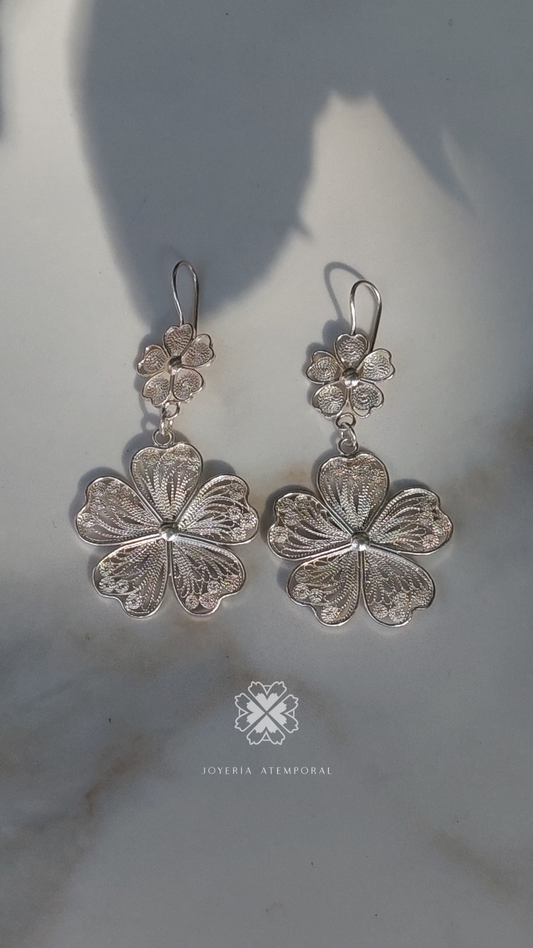 Arete Filigrana de plata de gancho 5 pétalos corazón