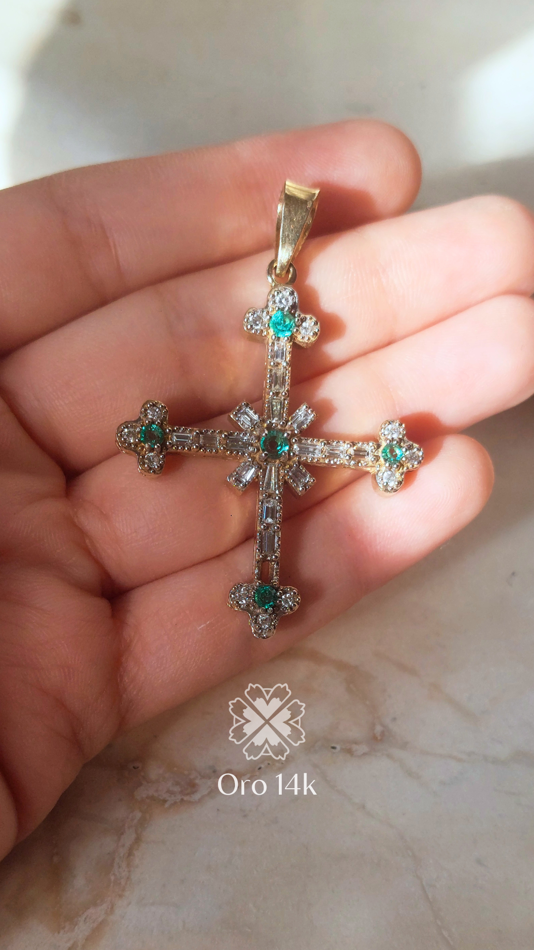 Dije de Cruz con Diamantes y Esmeraldas