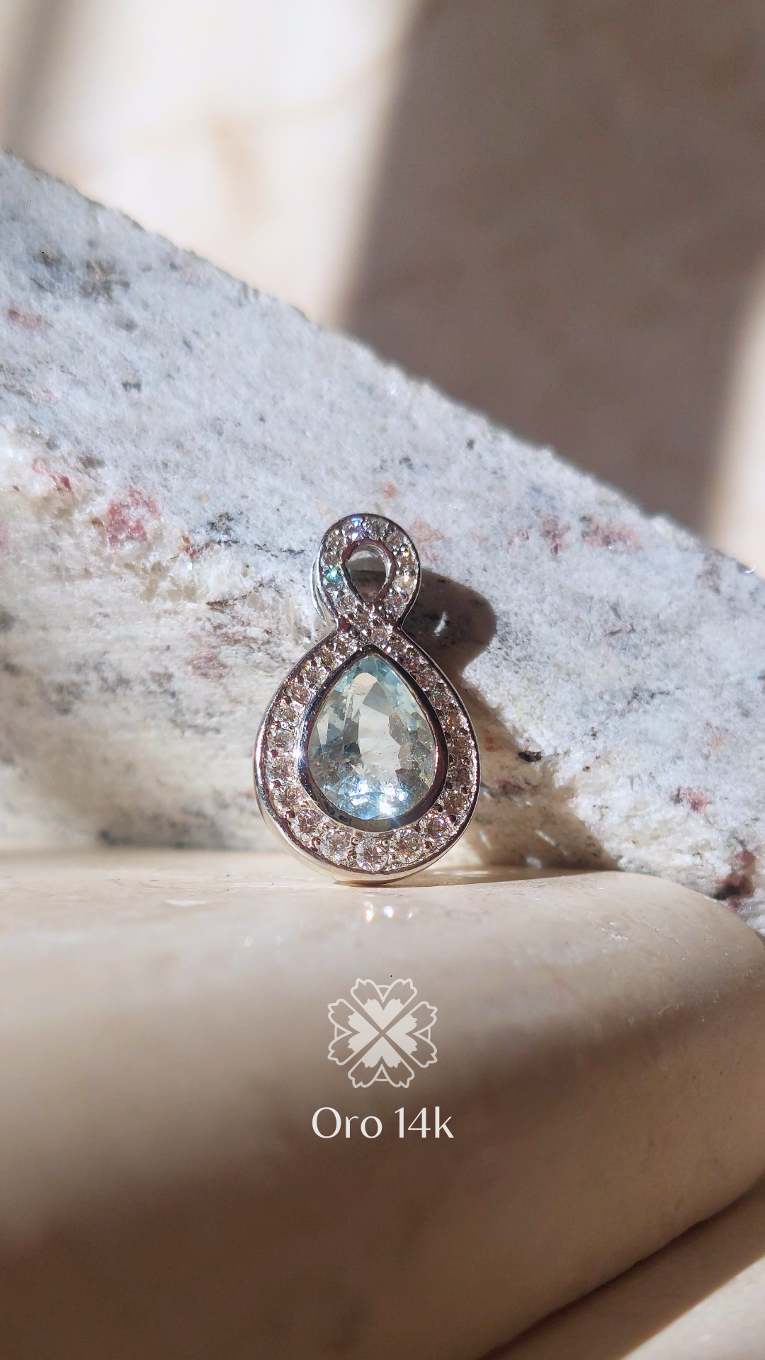 Dije de Gota infinita con Diamantes y Aguamarina