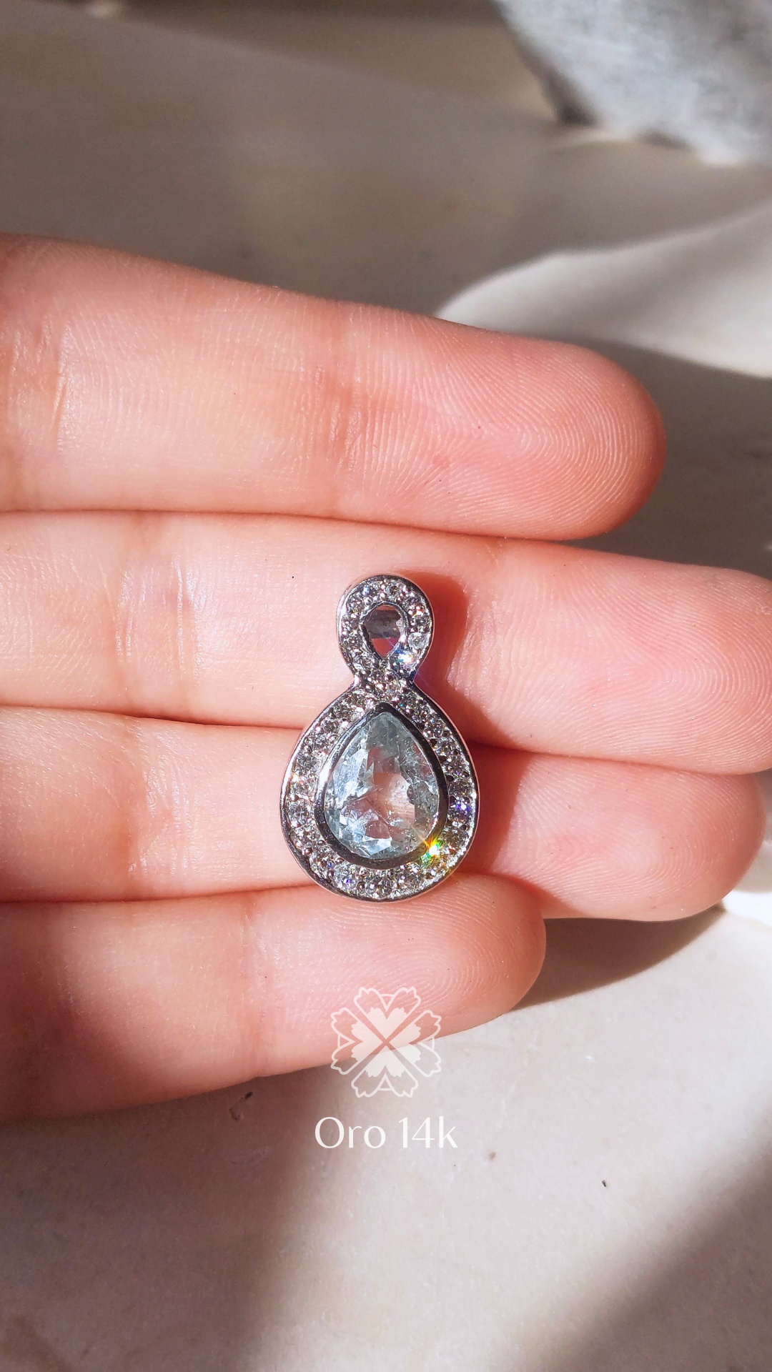 Dije de Gota infinita con Diamantes y Aguamarina