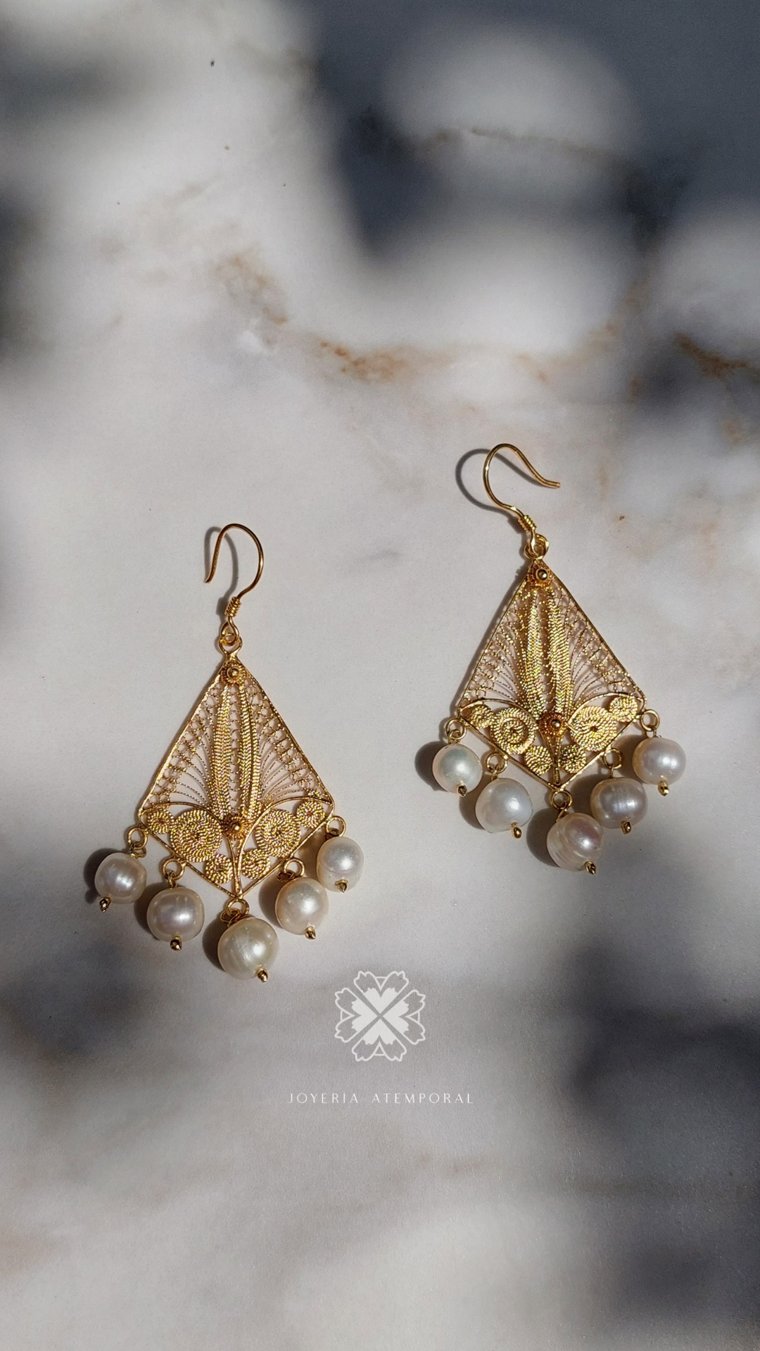 Aretes de Filigrana de Plata Gancho Rombo 5 perlas colgantes con escarcha