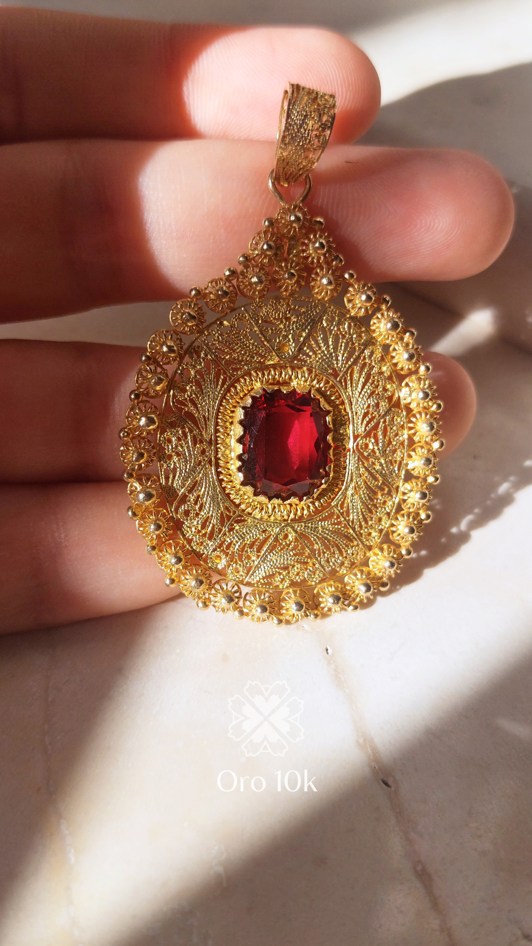 Dije de Oro 10k con Filigrana y Cristal Rojo