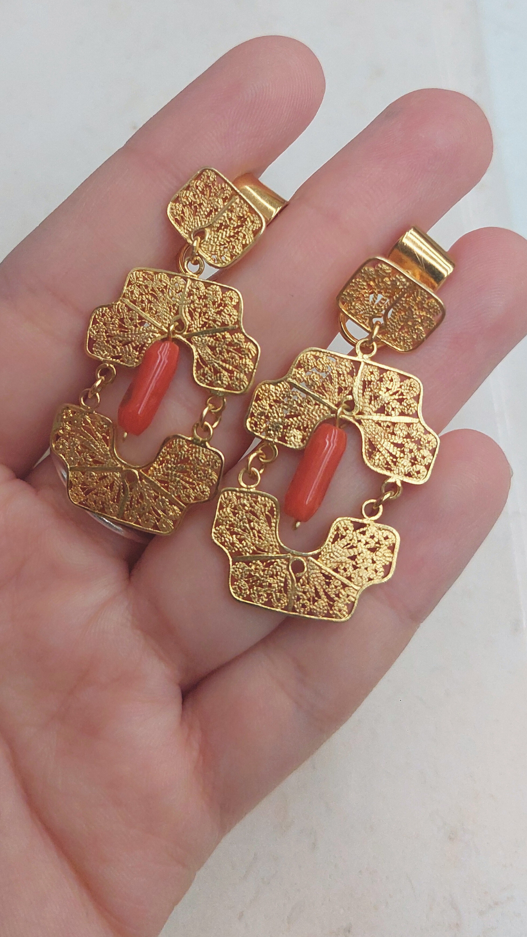 Aretes de filigrana de oro 10 k ondeados con coral rojo