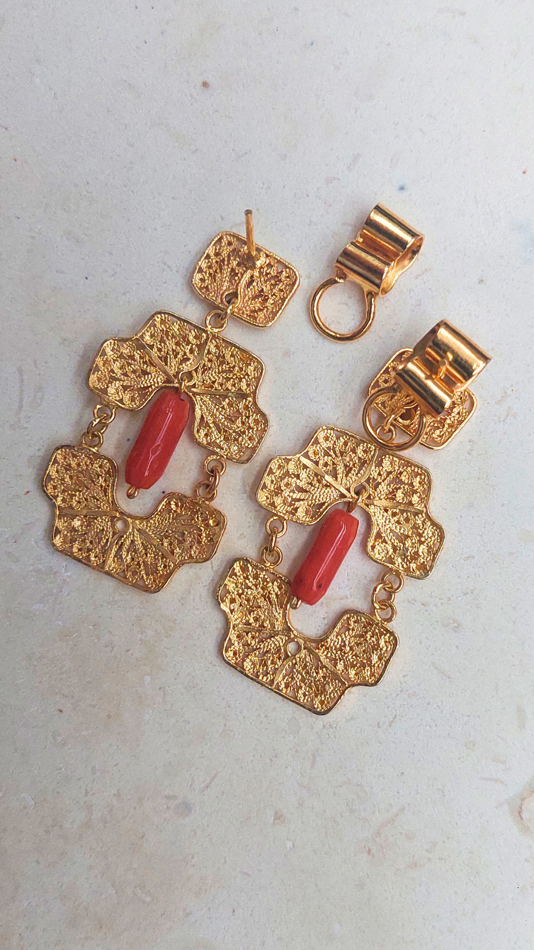 Aretes de filigrana de oro 10 k ondeados con coral rojo