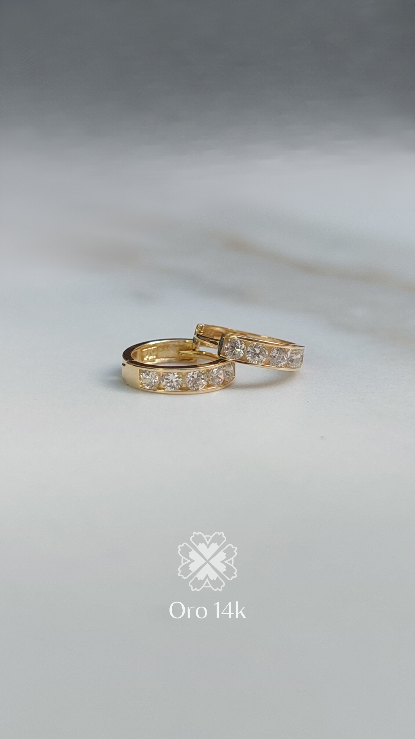Aretes Tipo Huggie con Zirconias