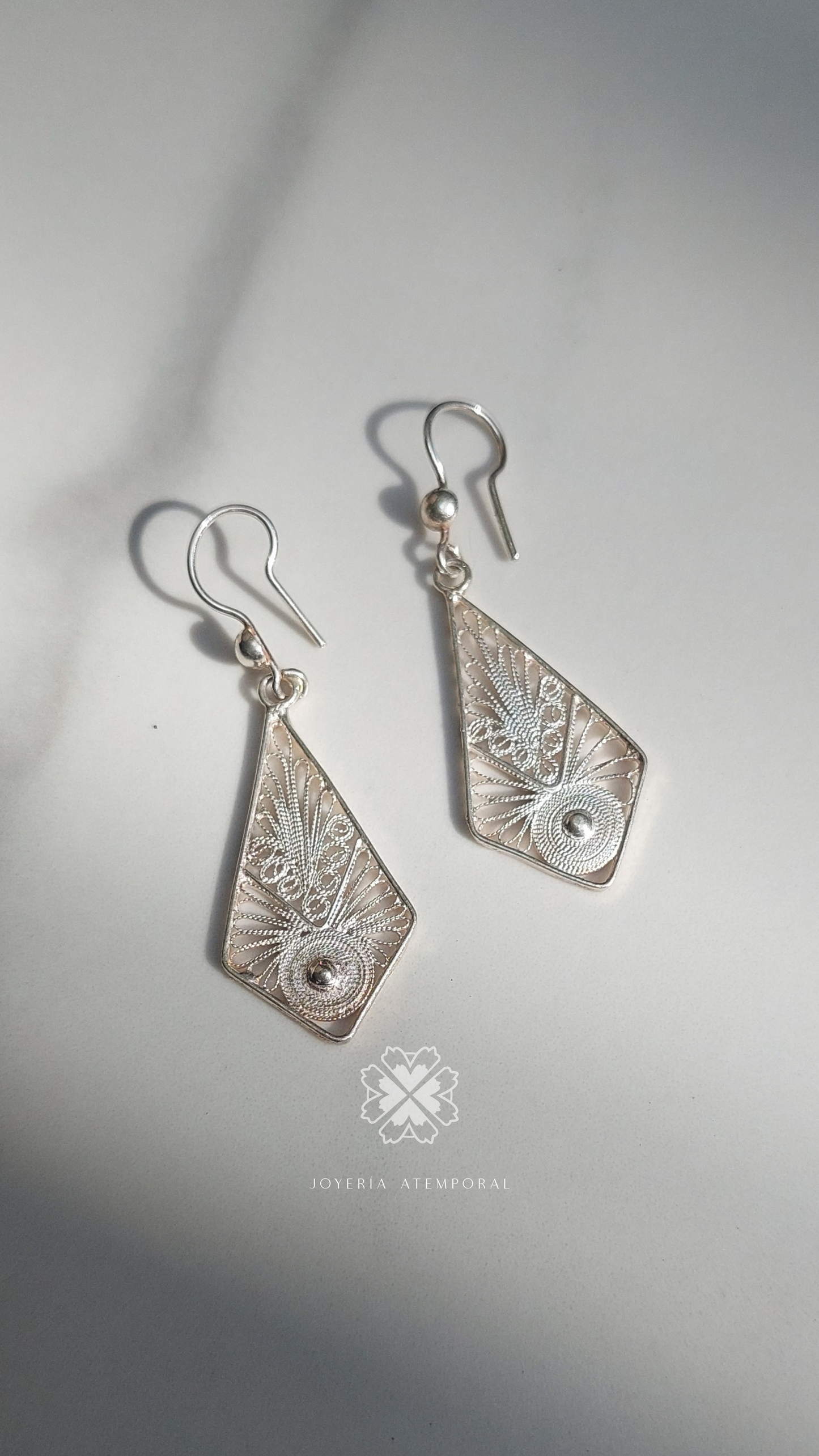 Arete Filigrana de plata gancho rombo con bolita en relieve