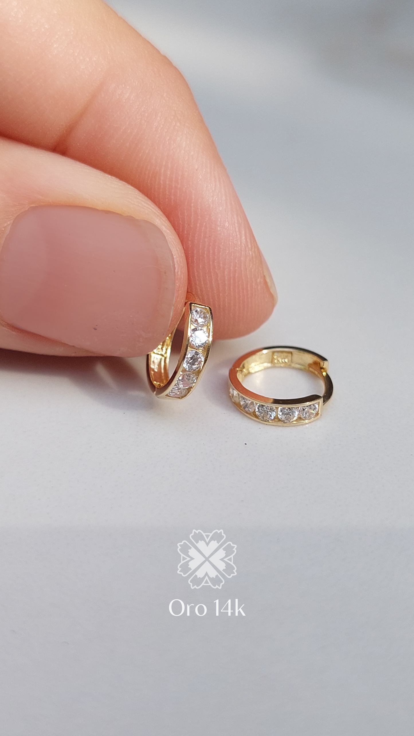 Aretes Tipo Huggie con Zirconias