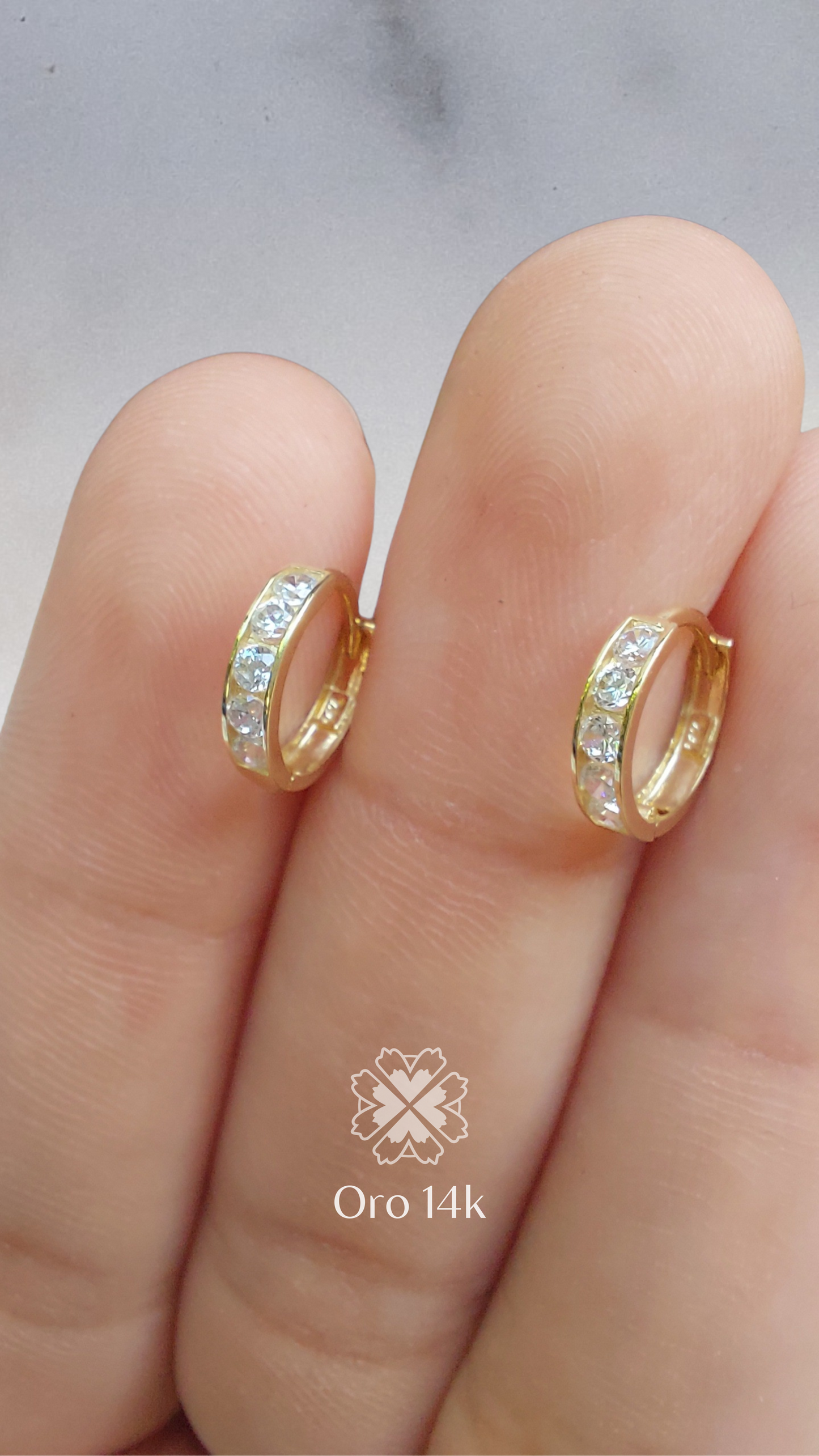 Aretes Tipo Huggie con Zirconias