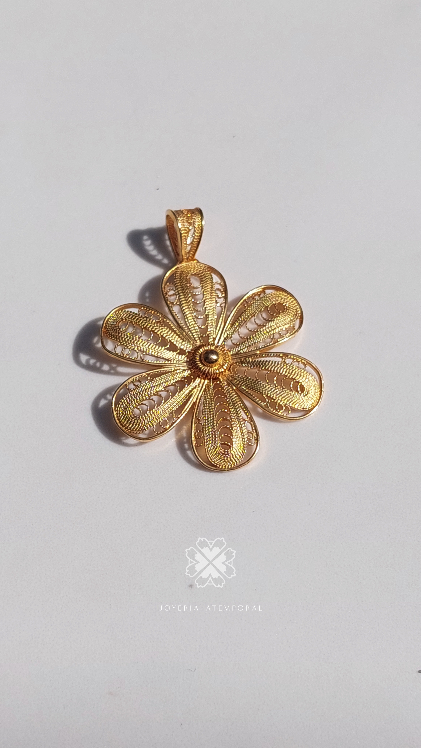 Dije de Filigrana de Plata Flor Gota con Escarcha al Centro