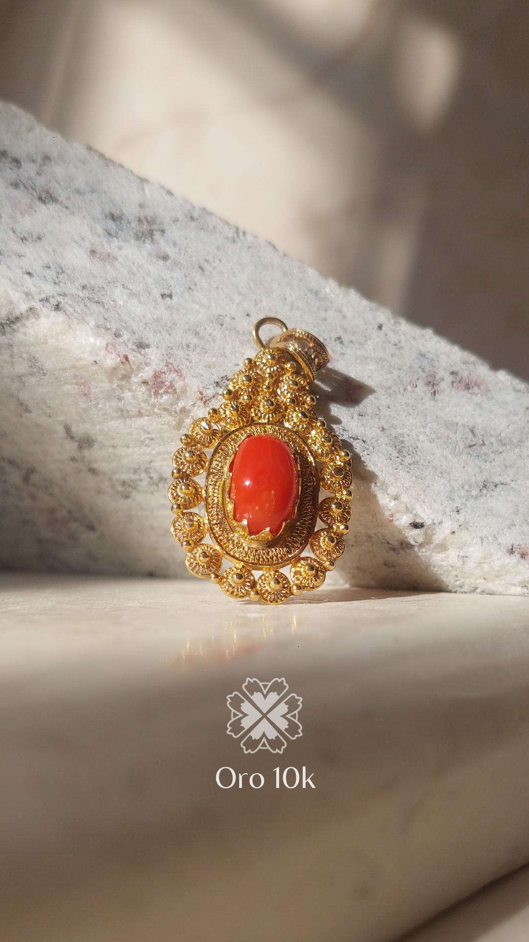 Dije de Oro 10k con Filigrana y Coral Rojo