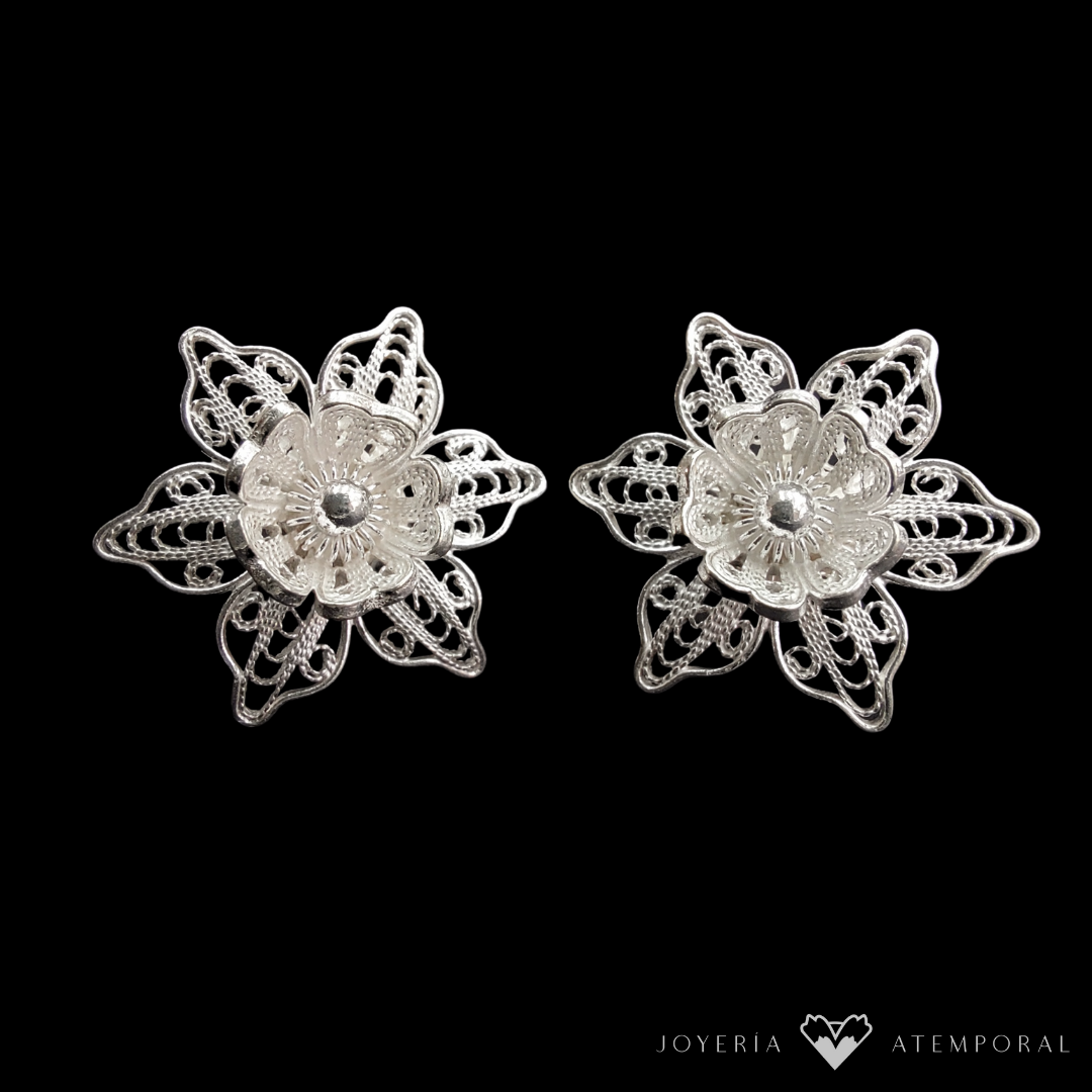 Arete Filigrana de plata doble flor puntas con flor de corazón central y escarcha