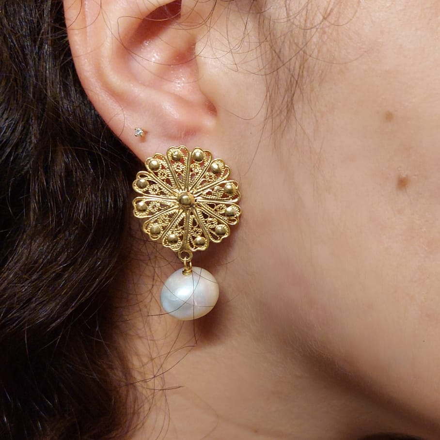 Arete Filigrana de plata de Sol y Perla Blanca