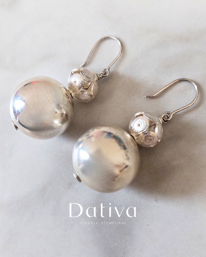 Esferas de Plata: El Dúo Atemporal