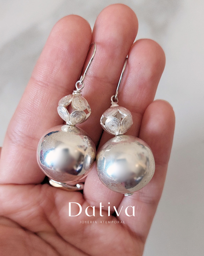 Esferas de Plata: El Dúo Atemporal