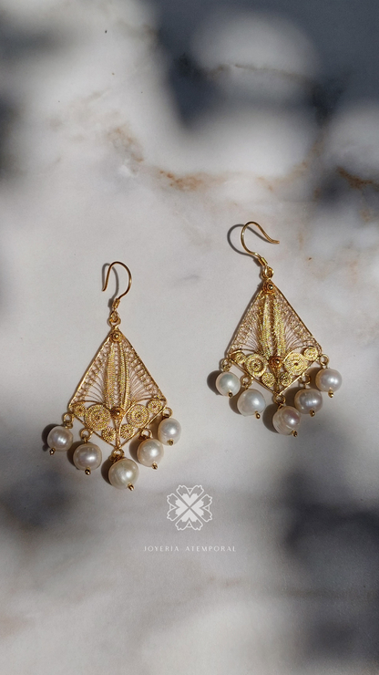 Aretes de Filigrana de Plata Gancho Rombo 5 perlas colgantes con escarcha