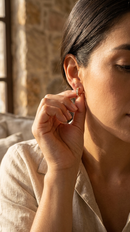 Aretes Tipo Huggie con Zirconias